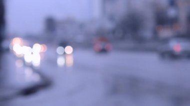 Bulanık arka plan trafik arabalar alacakaranlıkta sokakta.
