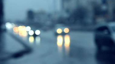 Bulanık arka plan trafik arabalar alacakaranlıkta sokakta.