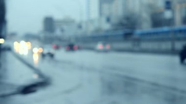 Bulanık arka plan trafik arabalar alacakaranlıkta sokakta.