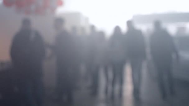 Многие люди ходят в комнате, заполненной дымом — стоковое видео