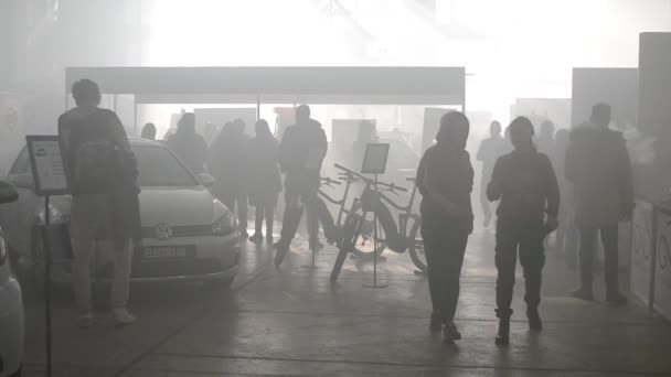 Banyak orang berjalan di ruangan penuh asap — Stok Video