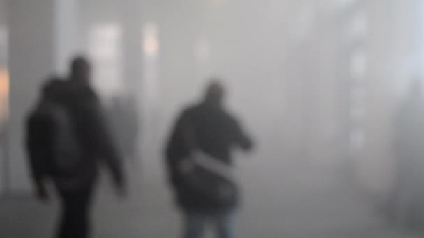 多くの人が煙いっぱい部屋に歩く — ストック動画