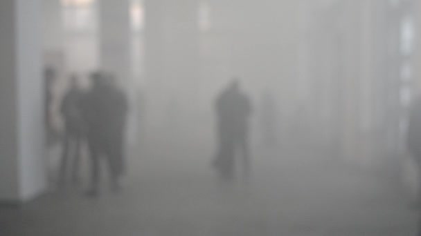 多くの人が煙いっぱい部屋に歩く — ストック動画