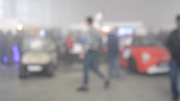 Sok ember séta a füst teli szobában — Stock videók