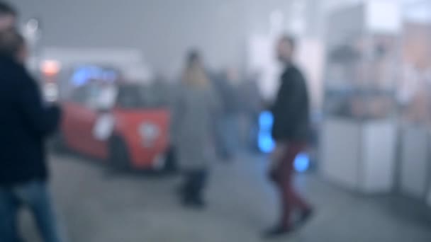 Mucha gente camina en una habitación llena de humo — Vídeos de Stock