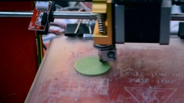 3D yazıcı çalışıyor. Birleşmiş depozito modelleme,