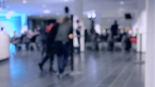 Verschwommene Sicht auf Menschen. Menschen in einer großen modernen Halle. — Stockvideo