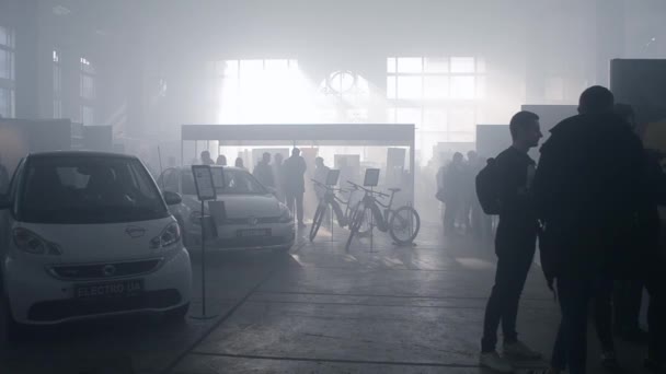 Festival di Vaper. Molta gente cammina dentro la costruzione riempita fumo . — Video Stock