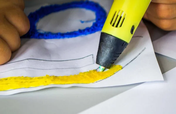 A persone drawing 3d pen that hardens in the air close-up. — Stock Photo, Image