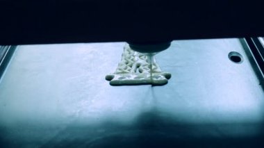 3D yazıcı yazdırma krep ile sıvı hamur farklı şekiller yakın çekim.