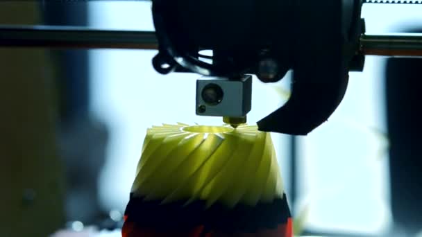 Imprimante 3D imprimant un objet à partir de plastique . — Video