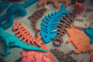 Modeller 3D yazıcı tarafından basıldı. 3D yazıcıya yazdırılmış parlak renkli nesneler