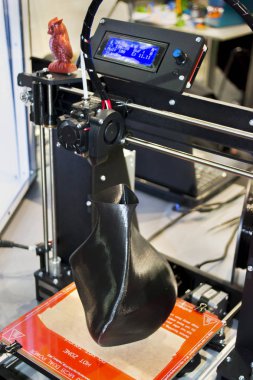 3D yazıcı siyah vazo gibi yakın plan bir model yazdırıyor.