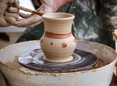 Beyaz kil yakın çekim vazo oluşturma.