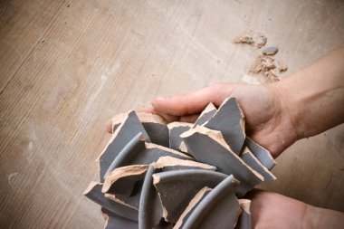 Elinde kırık levha parçaları