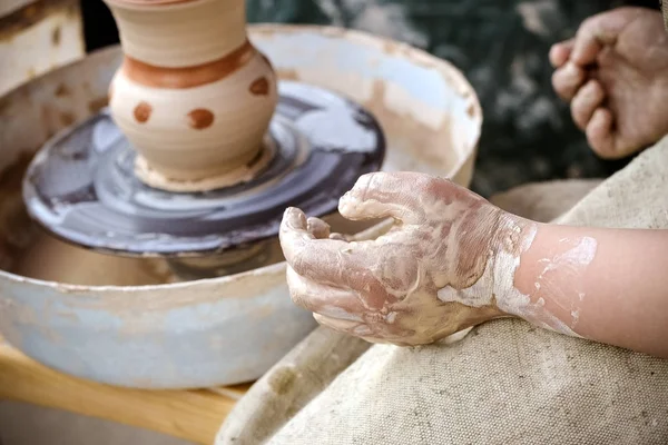 白い粘土のクローズ アップの花瓶を作成します。. — ストック写真
