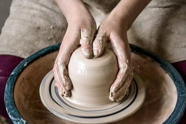 Creating a jar or vase of white clay close-up — Stock Photo, Image