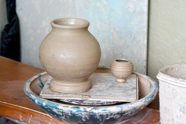 Raw clay pots in potters workshop — Stock Photo, Image