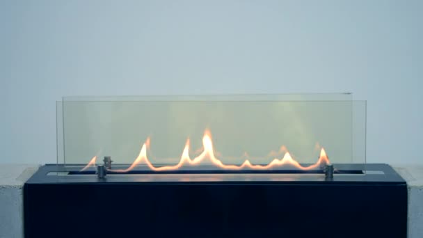 Een Biofireplace op ethanol gas branden. — Stockvideo