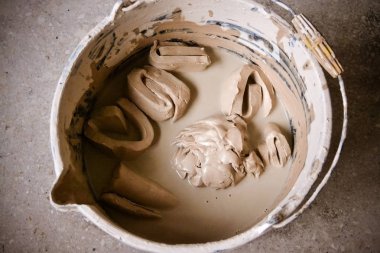 Kil parçaları bir kova su emmek