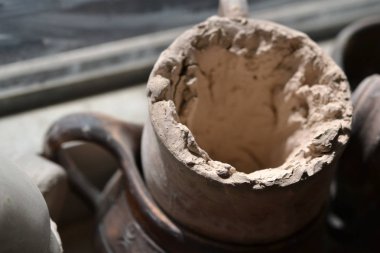 Kupa kurutulmuş kil ile