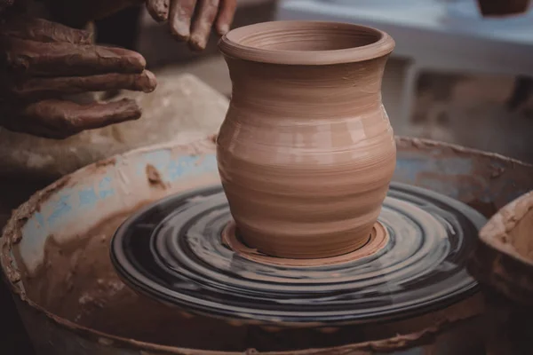 Master class on modeling of clay on a potters wheel — Stock Photo, Image