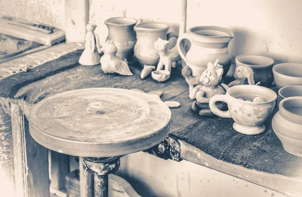 An empty circle, where the potter molds product. Creative studio potter. — Stock Photo, Image