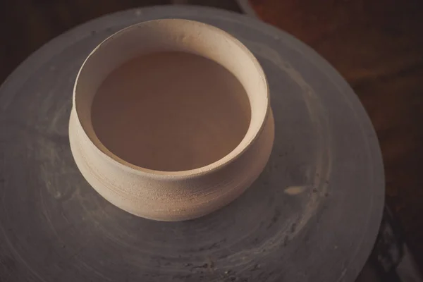 Clay pot on a potters wheel — Stock Photo, Image