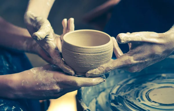 Una olla de barro crudo en manos de un alfarero — Foto de Stock