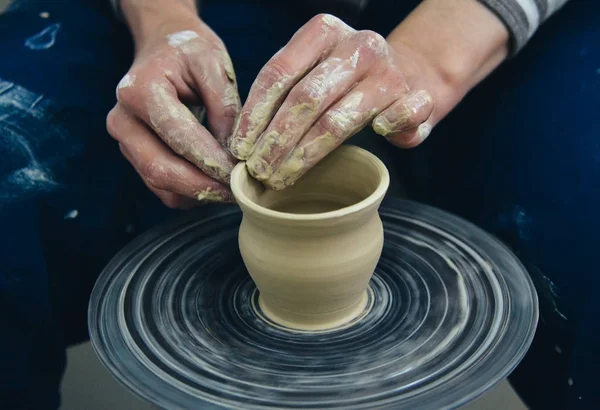 Att skapa vas med vit lera närbild. Master lerkruka. — Stockfoto