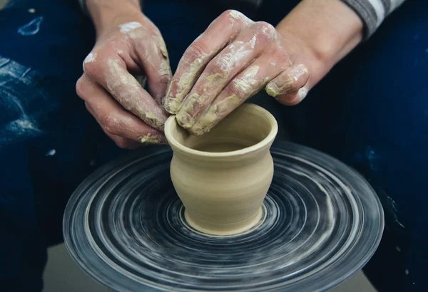 Creating vase of white clay close-up. Master crock. — Stock Photo, Image