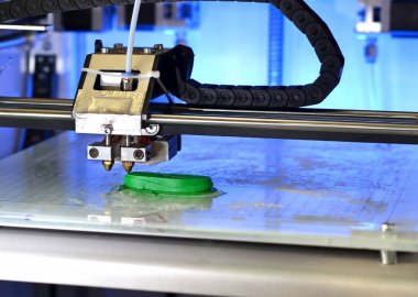 3D yazıcı erimiş plastik yeşili biçiminde yazdırır.