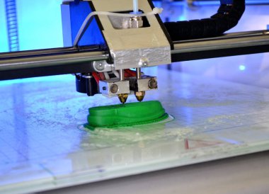 3D yazıcı erimiş plastik yeşili biçiminde yazdırır.