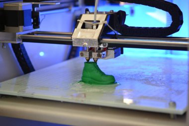 3D yazıcı erimiş plastik yeşili biçiminde yazdırır.