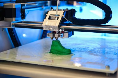 3D yazıcı erimiş plastik yeşili biçiminde yazdırır.