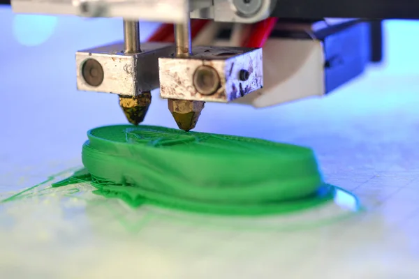 Impresora 3D imprime la forma de plástico fundido verde. —  Fotos de Stock