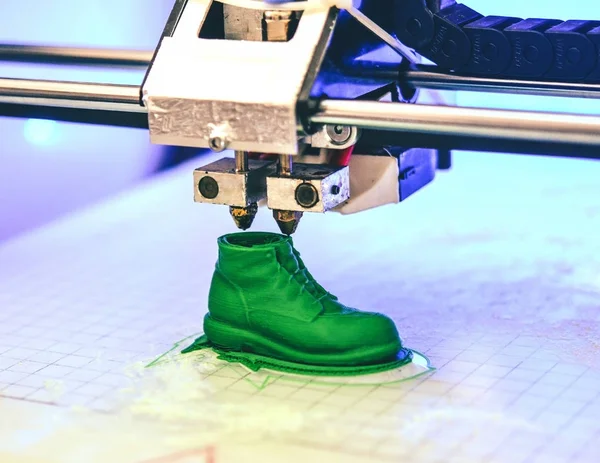 3D yazıcı erimiş plastik yeşili biçiminde yazdırır. — Stok fotoğraf