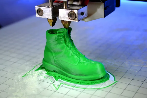 3D printer prints the form of molten plastic green. — Stock Photo, Image