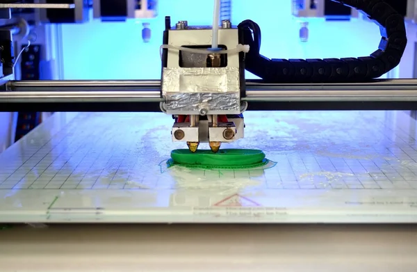 3D принтер друкує форму розплавленого пластику