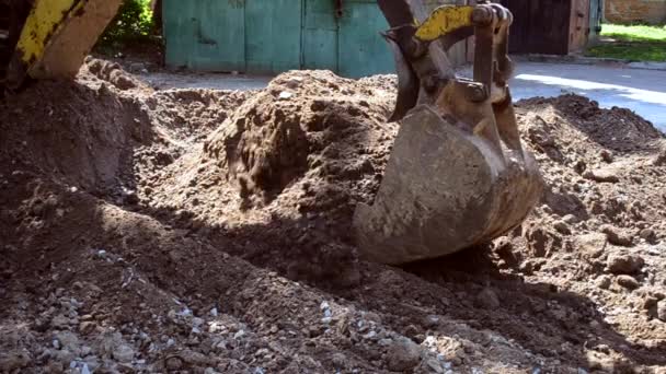 Traktor gräbt den Boden aus — Stockvideo