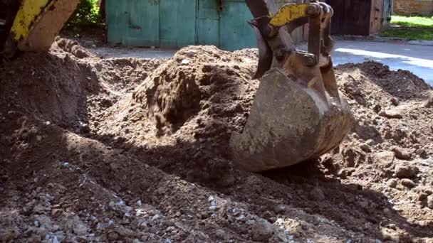 Tractor agujerea el suelo — Vídeos de Stock