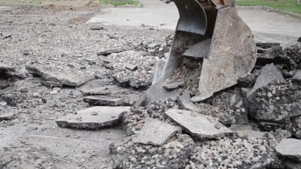 El tractor está cerca de pozos excavados. Tractor viejo en trabajos de mantenimiento . — Vídeos de Stock