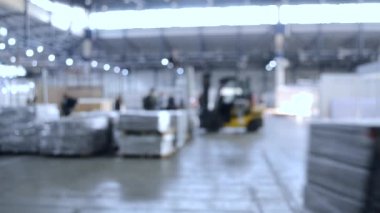 Büyük bina içinde inşaat çalışmaları. Bina enstalasyon sergisi