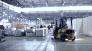 Büyük bina içinde inşaat çalışmaları. Bina enstalasyon sergisi