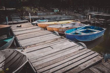 Ahşap döşeme. Koyu filtre.