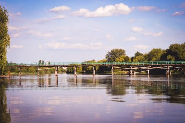 Köprü nehir gökyüzü bulutlar yaz