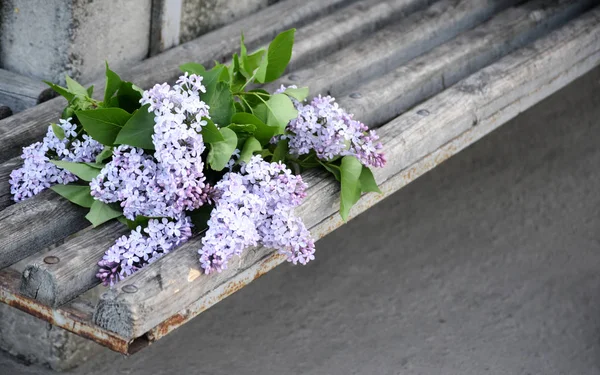 Bukiet kwiatów fioletowego bzu leży na starej drewnianej powierzchni — Zdjęcie stockowe