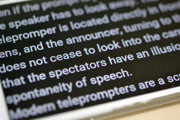 Teleprompter rullar automatiskt text närbild. — Stockfoto