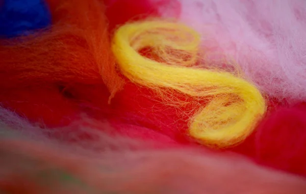 Желтая спираль шерсти на красном — стоковое фото