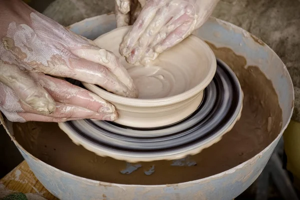 Clase magistral sobre modelado de arcilla en una rueda de alfarero — Foto de Stock